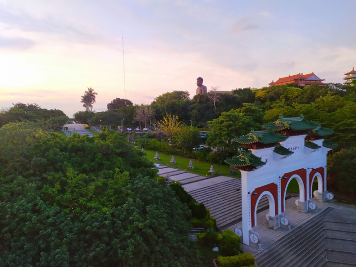 彰化縣政府推動「彰化縣八卦山大佛綠地森呼吸營造計畫」，採減法設計，去除不必要人工設施，回復八卦山綠色資源，打造大佛風景區成為居民、遊客與環境共榮空間。（彰化縣政府提供）