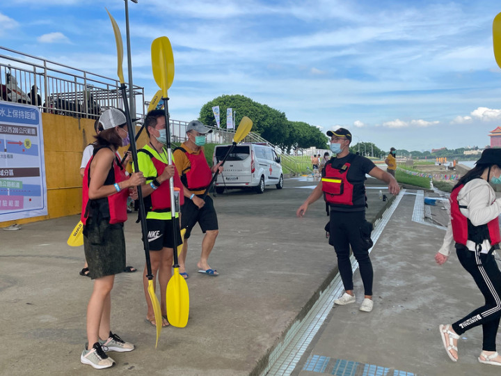 「2021瘋狂一夏玩水趣」台北親水體驗活動14日開跑，體育局表示，參與民眾需全程戴口罩、保持安全社交距離，在做好防疫工作的前提下開心體驗水域活動。（台北市體育局提供）