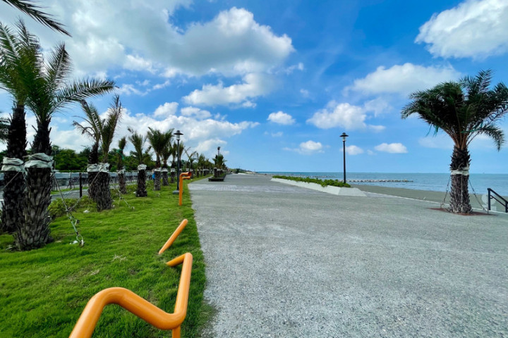 台南市政府在南區黃金海岸規劃開發的海岸廊帶公園完工，增加堤頂活動空間及休憩設施，並重新配置植栽，延續防風林林蔭，綠美化景觀。（台南市工務局提供）