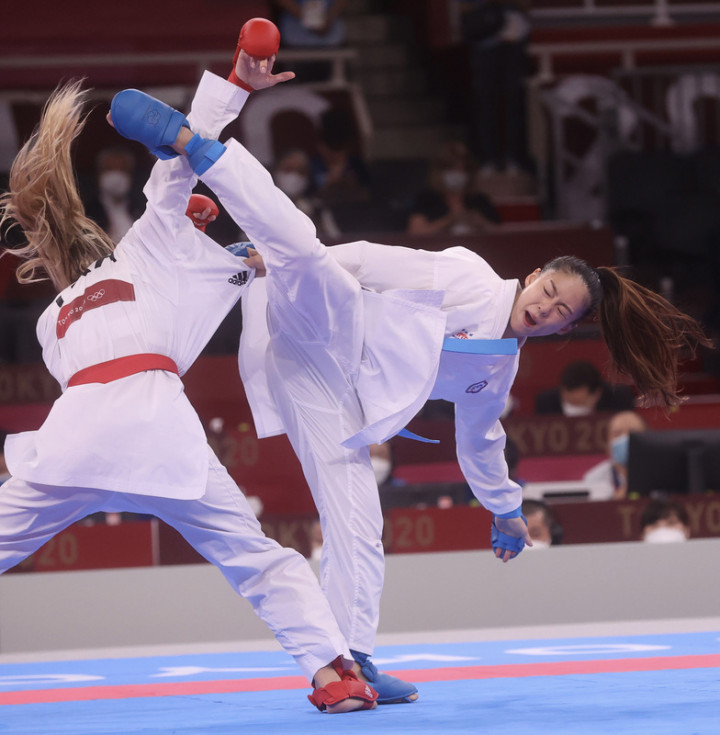 東京奧運空手道女子55公斤級4強戰5日晚間登場，台灣 好手文姿云（右）與烏克蘭選手特里加（Anzhelika  Terliuga）（左）上演精彩對決，終場經裁判判定由特里加勝出，文姿云無緣爭金。