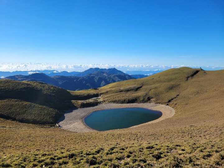 睽違近2年，嘉明湖滿水位了，適逢疫情趨緩，林務局台東林管處也宣布嘉明湖國家步道自10日起限量開放當日往返名額，申請步道全程者每日開放40個名額。（嘉明湖熊出沒企業社提供）
