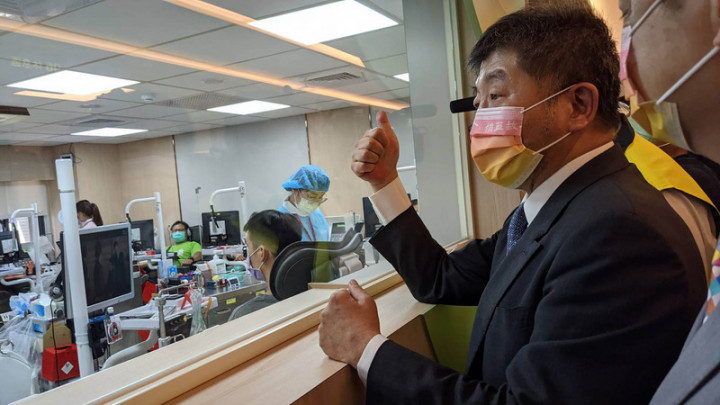 國內COVID-19疫情趨緩，醫院病人回流，血液基金會擔 憂醫療用血需求可能超越疫情警戒前，衛福部長陳時中 （右）29日出席捐血推廣記者會，鼓勵民眾赴捐血室捐 血，並親赴南海捐血室視察。