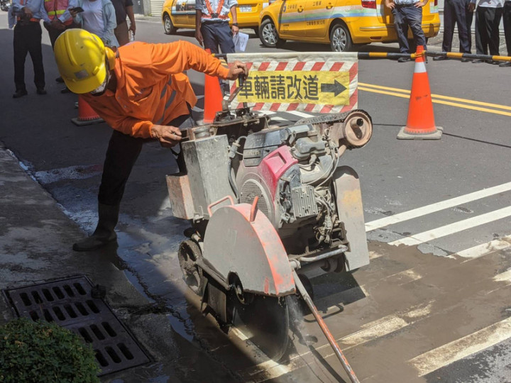 台南市政府23日上午在安平區試辦「手孔蓋啟閉微創工法」技術分享交流