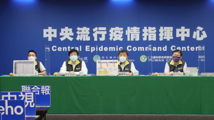 陳時中(中)表示，65歲以上長者第二劑高峰期在9月底，屆時若疫苗量不足，也只能再延長