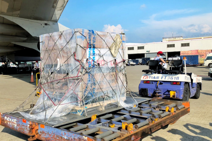 台灣自購莫德納疫苗再到貨，這批約9.96萬劑8日由華航班機凌晨自盧森堡起運，中停杜拜，下午抵達桃園機場，通關後經拖車送往華儲貨物碼頭裝入冷鏈貨車，送往指定冷儲物流中心存放，並進行後續檢驗封緘作業。