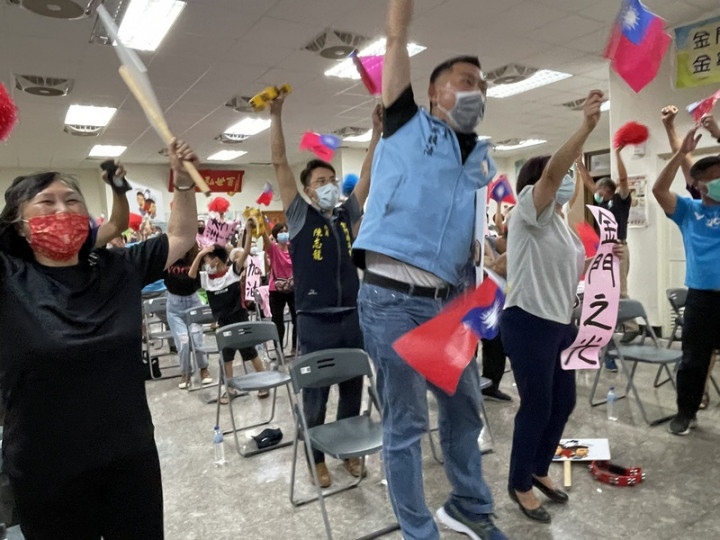 金門酒廠公司宣布，30日將抽出3萬6000盒「麟洋配台灣之光陳年金門高粱酒」給金門縣民，羽球男雙好手李洋和王齊麟都將出席見證，金酒並將於9月推出兩款「麟洋配」紀念酒