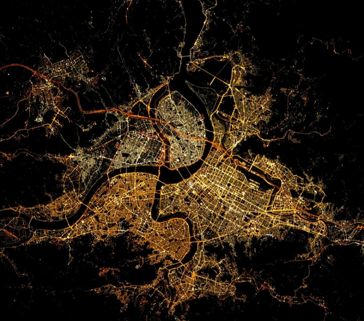 法國近17萬人追蹤的知名太空粉專日前分享一張由國際太空站拍攝的台北夜景，萬家燈火璀燦動人。（臉 書）