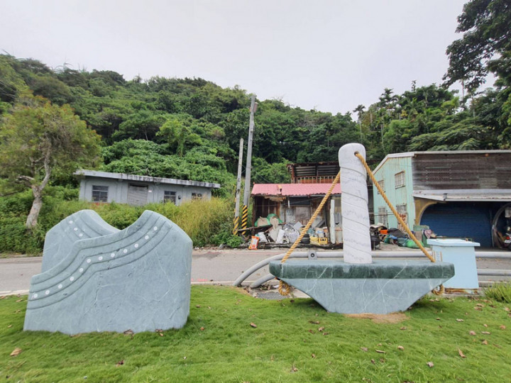 花東海岸公路旁的「高山部落」是花蓮豐濱鄉內唯一的布農族部落，縣府委託原住民石雕家打造石雕入口意象，兼具觀賞與實用功能，可讓往來行旅者暫緩腳步休憩、拍照取景。（花蓮縣政府提供）