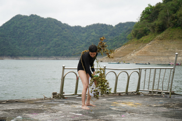 行為藝術家林安琪原訂於綠洲山莊的演出「水池中的土地」，以泰雅族卡拉社的故事為線索，現在改為影像拍攝記錄，14日將在2021綠島人權藝術季粉絲專頁線上首映。（國家人權博物館提供）