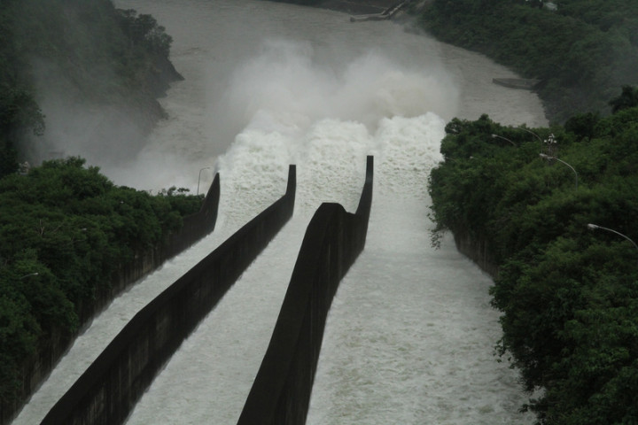 曾文水庫3日開啟溢洪道閘門進行調節性放水，開啟3道閘門放水到下方河道。