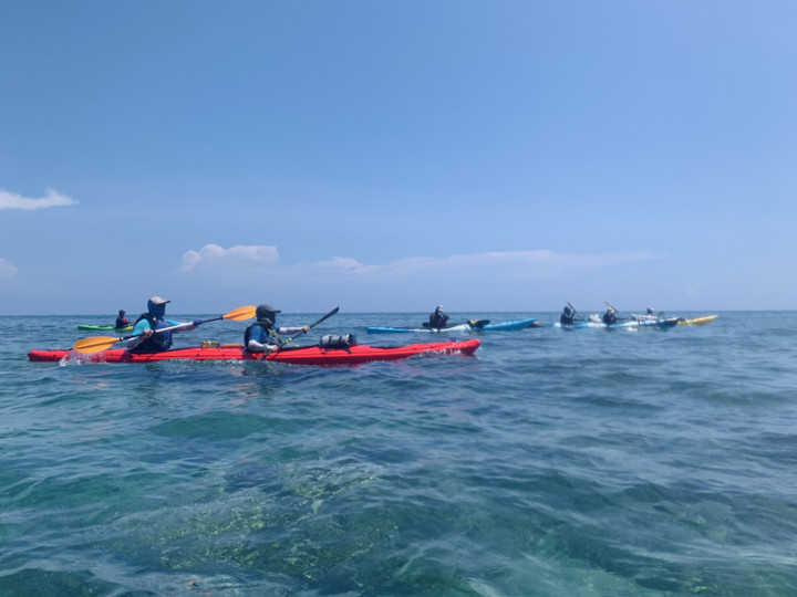台灣師範大學公民教育與活動領導系師生於8月下旬以海洋獨木舟航行澎湖本島，運用所學所知來處理海況任務。（台師大提供）