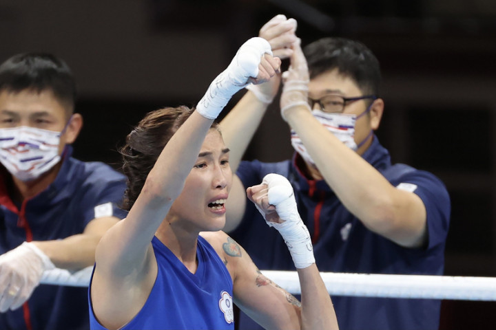 東京奧運1日舉行女子拳擊51公斤級8強賽，台灣好手黃 筱雯（中）擊敗塞爾維亞對手拉多凡諾維奇（Nina  Radovanovic），晉級4強。