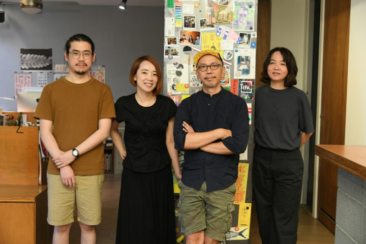 第56屆廣播及電視金鐘獎頒獎典禮將登場，由擔任本屆金鐘視覺總監的藝術家陳怡潔（左2）與洋蔥設計創辦人黃家賢（右2）及其團隊操刀金鐘主視覺。（三立提供）