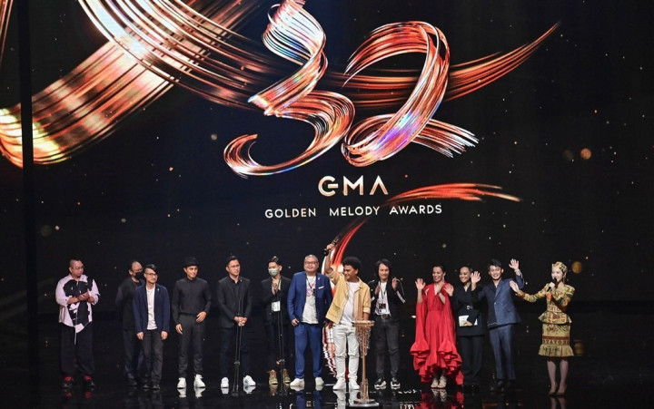 Singer Sangpuy (center) receives album of the year award. Photo courtesy of TTV