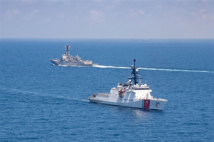 U.S. Navy guided-missile destroyer USS Kidd (DDG 100, left) and U.S. Coast Guard National Security Cutter Munro (WMSL 755). Photo from the U.S. Pacific Fleet's Facebook page