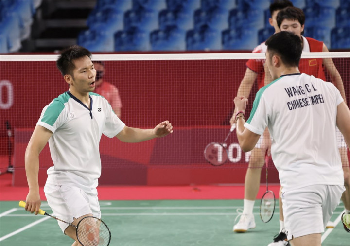 Lee Yang (front, left) and Wang Chi-lin in the gold medal match against a team from China. 