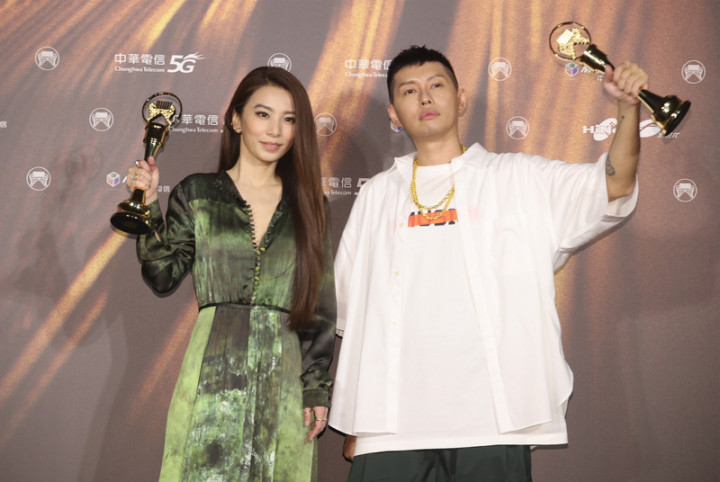 第32屆金曲獎頒獎典禮圓滿落幕，本屆華語歌后由田馥甄（左）拿下、華語歌王則由嘻哈歌手「蛋堡」杜振熙（右）奪得。