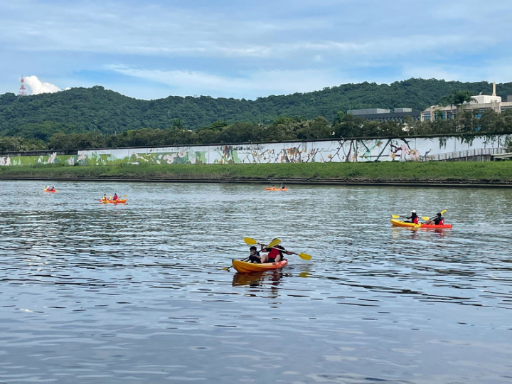 台北市體育局14日起推出「2021瘋狂一夏玩水趣」親水體驗活動，推出雙人獨木舟、SUP立槳式浪板、獨木舟學習營等，歡迎民眾體驗多元又具挑戰性的水域運動。（台北市體育局提供）