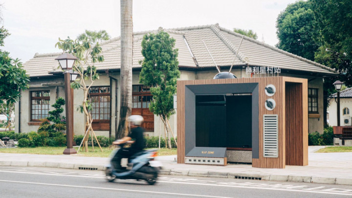 屏東市勝利星村創意生活園區的2座候車亭，用「菜櫥仔」及「老電視機」（圖）創意設計，融入眷村元素，成為打卡拍照景點。（屏東縣政府提供）