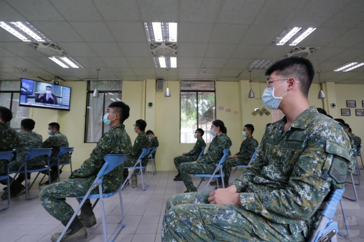 國軍精神戰力專案教育3日正式展開，憲兵228營官兵落實防疫措施收視電視教學。