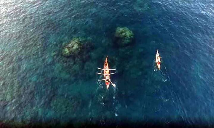 蘭嶼傳統拼板舟12日從台灣東海岸航向大海，這艘拼板舟將挑戰環島，找回達悟族永不服輸的海島冒險精神。（張士凱提供）