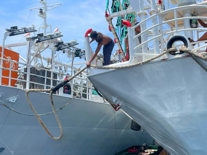 中正大學2021年獲科技部補助，將與遠洋漁船合作，徵求遠洋漁業船東的意願，規劃在船隻的甲板、走道上裝設攝影機；3年內將與9艘遠洋漁船合作，運用科技觀察記錄並分析海上過勞、霸凌及職安問題。（中正大學提供）