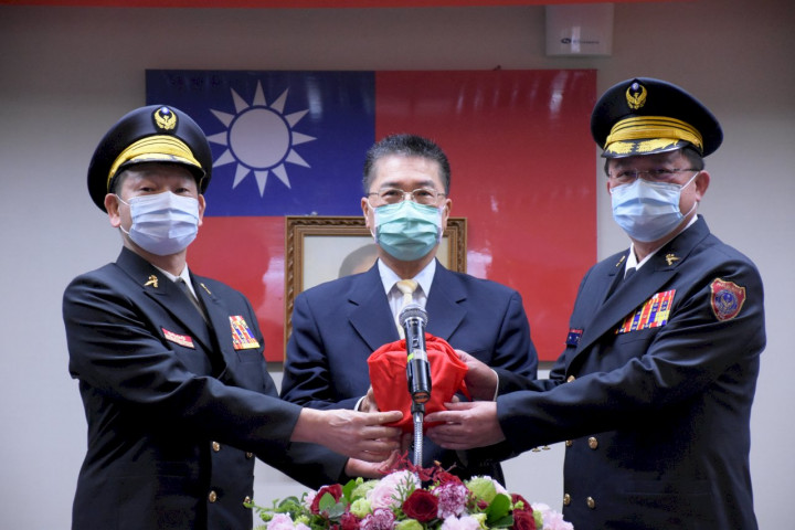 內政部長徐國勇(中)5日親自監交消防署長交接典禮，左為卸任署長陳文龍，右為新任署長蕭煥章
