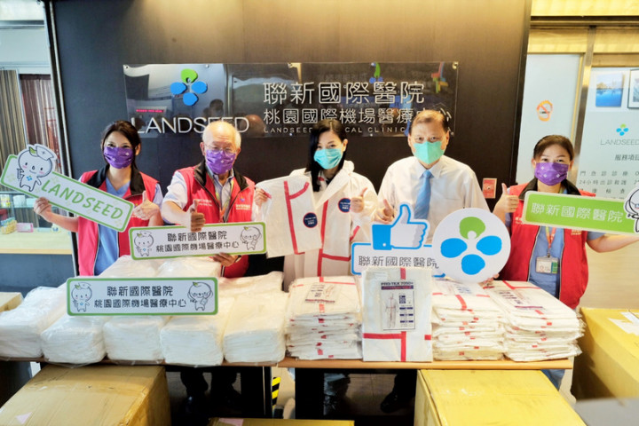 台灣民眾黨立委高虹安（中）24日偕同財團法人消防發展基金會，捐贈防護衣及隔離衣還有N95口罩給在桃園機場的聯新國際醫院，盼藉此拋磚引玉，吸引更多企業單位共襄盛舉。