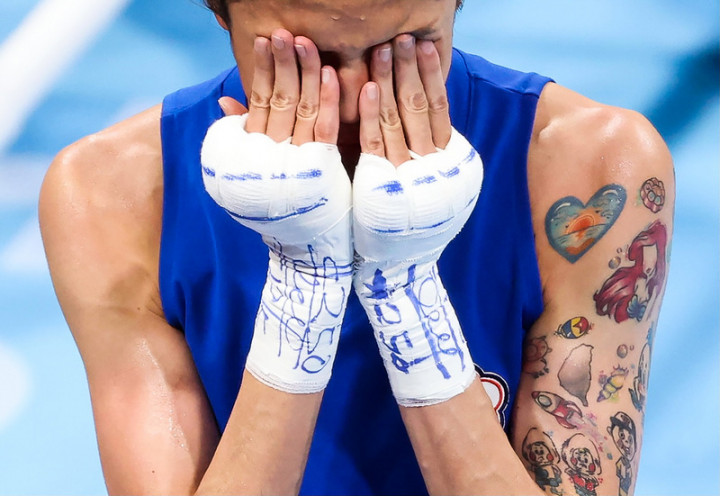 台灣好手黃筱雯（圖）4日在東京奧運女子拳擊51公斤量級拿下銅牌，為台灣史上首面奧運拳擊獎牌，黃筱雯賽後一度情緒激動流淚，隨後聽到啟蒙教練劉宗泰一番鼓勵，馬上又止不住淚水。