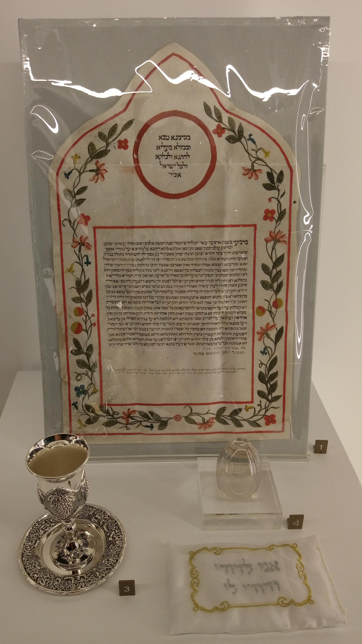 世界宗教博物館在特展中，展出希伯來文的婚約書。