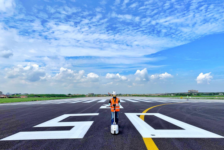 桃園國際機場南跑道順利刨鋪完工，為確保使用安全，除測試跑道摩擦係數外，也測試道面平坦度，良好的平坦度可降低乘客或機組員搭機時不適感，降低航機運行時造成的結構損傷，提高機師駕駛操作安全性，是道面重要的檢測數據。（桃園國際機場公司提供）