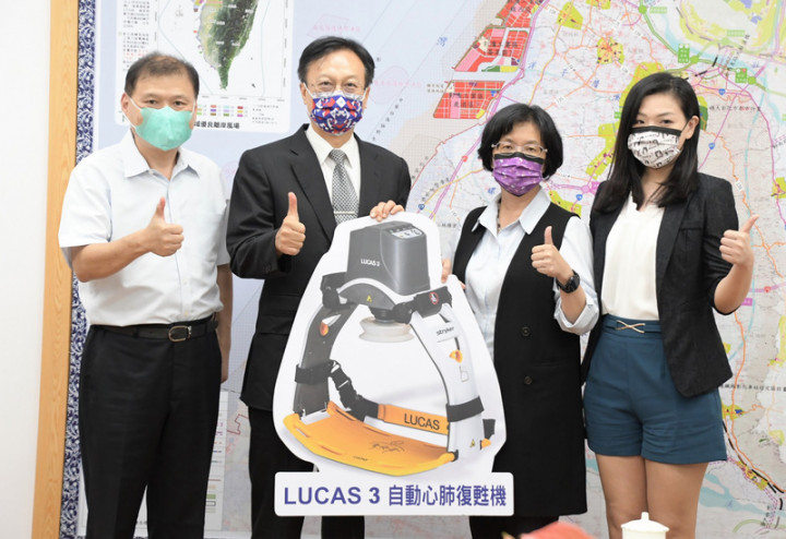 郭台銘文教基金會18日捐贈3組自動心肺復甦機給彰化縣消防局，由民眾黨立委高虹安（右）、前彰化縣長卓伯源（左2）代表捐贈，彰化縣長王惠美（右2）代表受贈。（彰化縣政府提供）