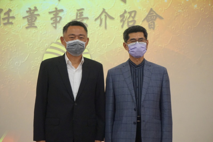 金門酒廠公司新任董事長黃怡凱（右）1日就任，縣長楊鎮浯（左）表示，金酒要開始做「洋酒」（李洋紀念酒），期許金酒動作要快，儘速推出新酒品，再創品牌佳績。