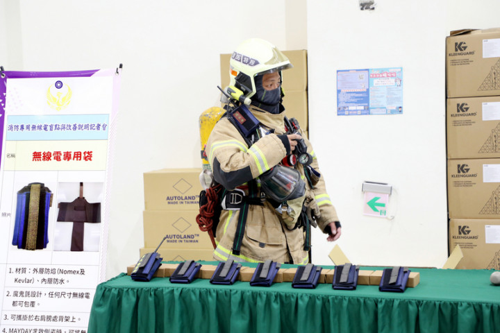 台南市政府消防局23日舉行「消防專用無線電盲點與改善說明」記者會，盼改善火場內無線電通訊中斷問題。（台南市政府提供）