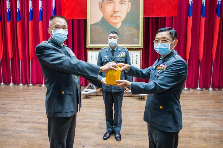 金防部原任、新任指揮官，在總長陳上將的監交下，進行印信交接。