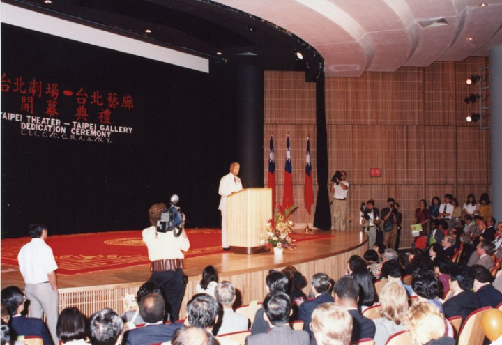 駐紐約台北文化中心成立30週年，資料照片呈現1991年8月14日紐約市長丁勤時（David Dinkins，台上發言者）在台北劇場內的開幕典禮致詞。（駐紐約台北文化中心提供）