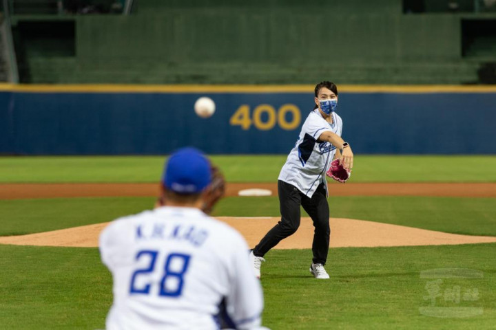 東京奧運舉重金牌選手郭婞淳擔任開球嘉賓。