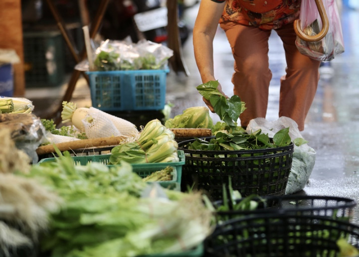 熱帶性低氣壓及西南氣流帶來豪雨，蔬菜產地連日受雨勢影響，7日台北市菜價也應聲上漲。