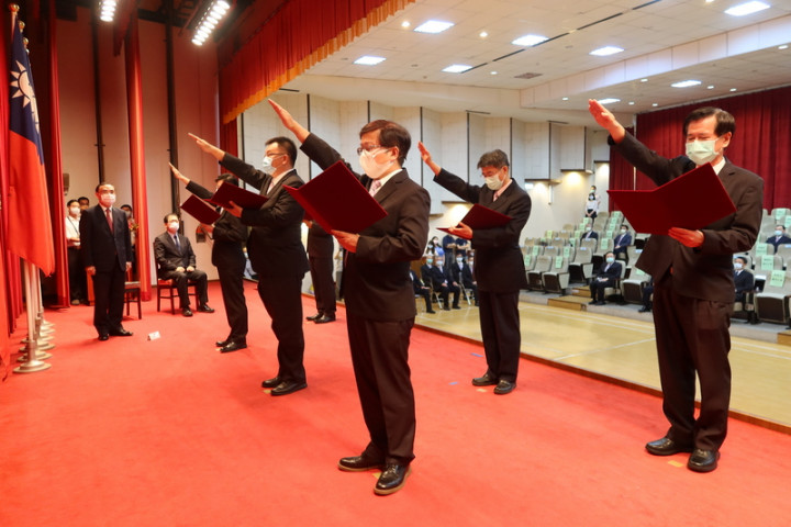 法務部13日舉行新任政風高階主管聯合宣誓典禮，由部長蔡清祥（左）監誓，期許政風單位強化團隊合作，並勇於承擔責任，做好份內工作，確保國家、社會安全。