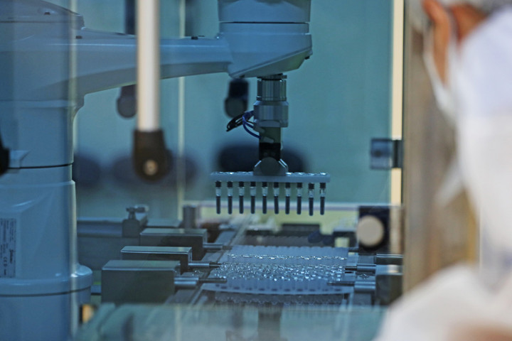 台灣國產疫苗即將於23日開打，高端總經理陳燦堅表示，高端跟歐盟藥品管理局（EMA）已經溝通一段時間，目標是明年上半年獲歐盟及其他國際機構認證。圖為高端竹北廠生產疫苗預充填針劑，疫苗封裝後使用自動化異物檢測機檢查。