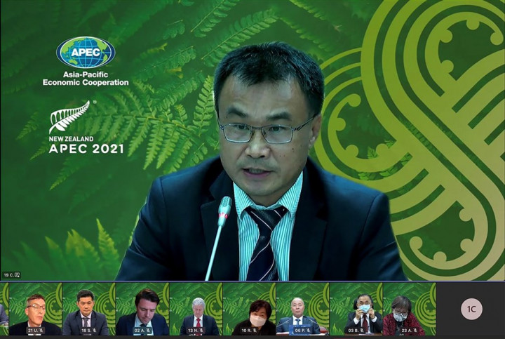 由紐西蘭主辦的亞太經濟合作（APEC）第6屆糧食安全部長會議19日以視訊方式登場，農委會主委陳吉仲（上）會中呼籲APEC經濟體分享糧食產銷相關資訊，並透過促進貿易與共同合作，降低糧食供應不足風險，藉此維護APEC區域糧食安全。（農委會提供）