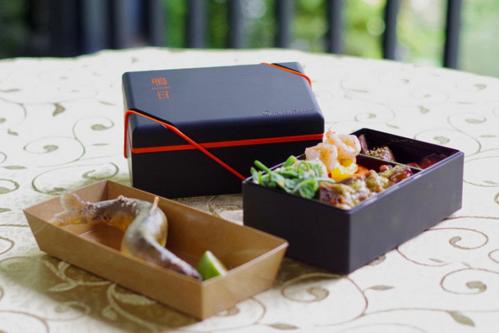疫情趨緩，美學觀光列車「鳴日號」重新上路，號稱最奢華的「鳴日火車便當」30日首度亮相，黑色典雅的便當盒是特別訂製，中秋及國慶的行程吃得到首款香魚口味。（雄獅旅行社提供）