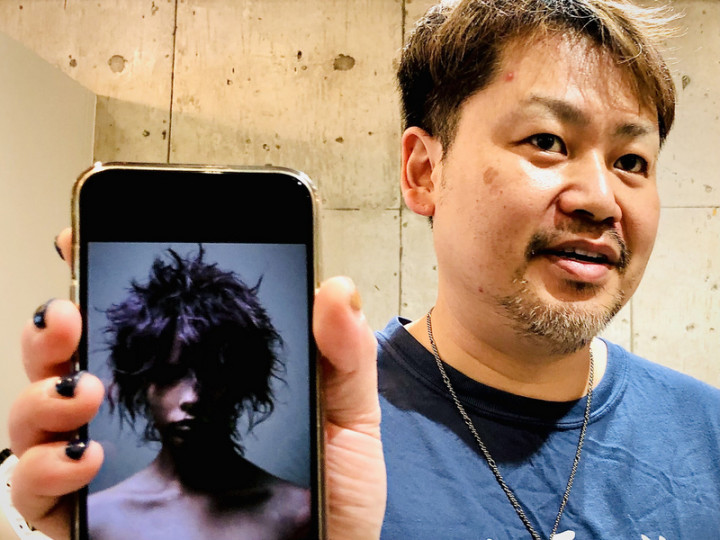 日台混血兒吉村翔民受日本國際男星木村拓哉主演日劇「美麗人生」影響改念美髮科。之後他積極參加美髮沙龍大賽，手機照片為獲獎作品。