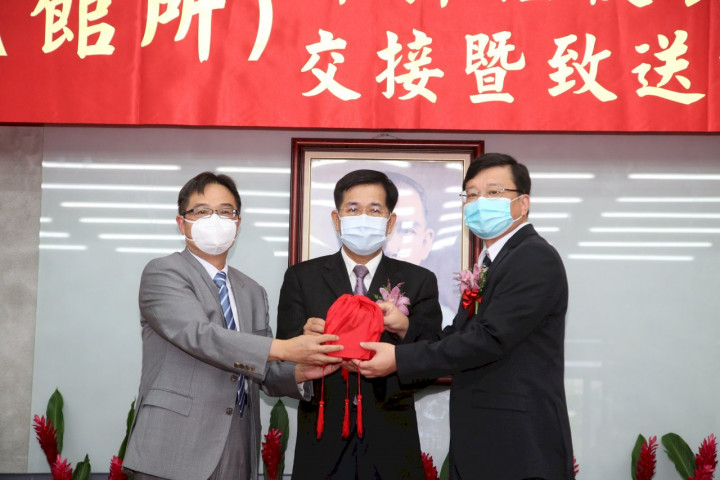 虎尾科技大學校長一職由覺文郁(左)交棒給張信良(右)。(教育部提供)