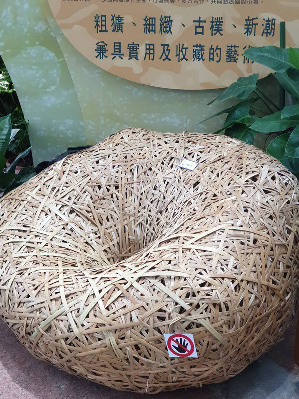 竹藝編織曾是台南關廟地區主要產業，國道關廟服務區營運商南仁湖企業推廣竹藝創生，即日起至明年4月30日舉辦竹藝展，盼讓更多人認識並喜好竹編，讓技藝得以保存。（南仁湖提供）