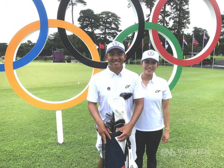 Pan Cheng-tsung is pictured with his wife and caddie Michelle Lin.