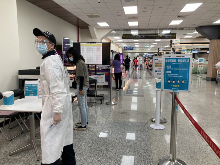 為宣導入境乘客配合快篩，連江縣政府交通旅遊局在松山機場設置宣導公告，民眾進入機場國內大門入口就能看到，並被引導進行填寫健康聲明、快篩的排隊動線。（連江縣交旅局提供）