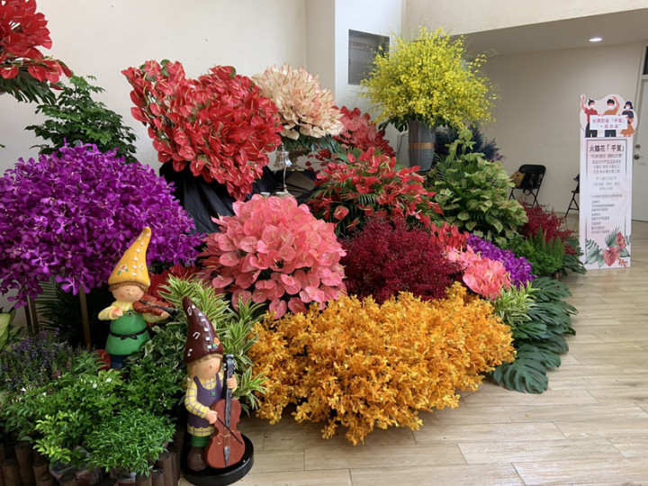 為感謝疫苗接種站醫護人員及現場工作人員辛勞，高雄 市農業局本週起安排在高雄巨蛋、鳳山體育館及岡山農 工等3處大型疫苗施打站，展出以內門區火鶴花為主題 的花卉布置。圖為鳳山體育館的花卉藝術，繽紛多彩。 （高雄市農業局提供）