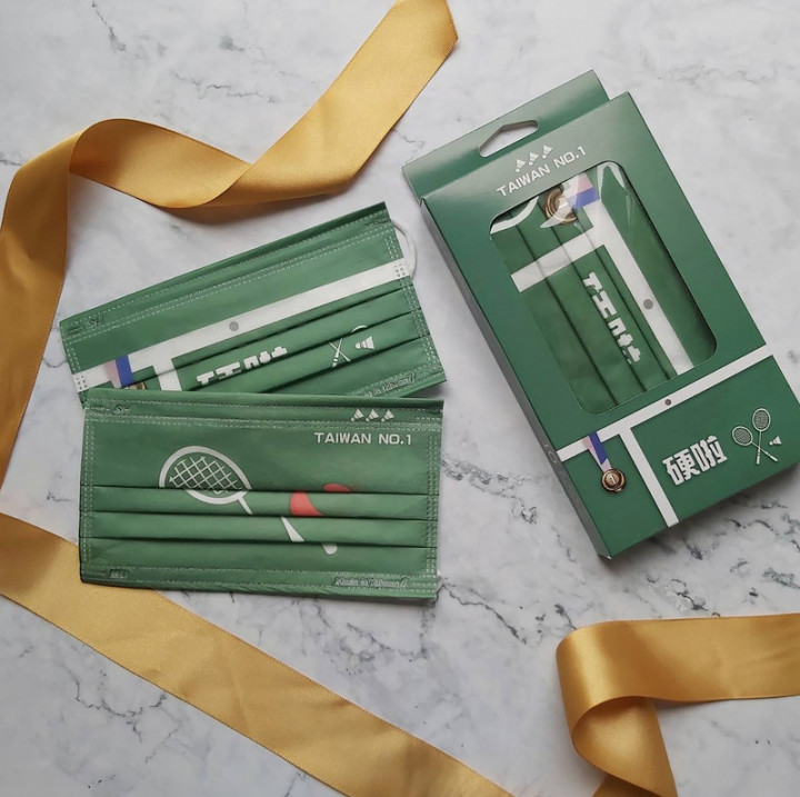 東奧台灣選手成績亮眼，萊爾富搭上東奧羽球奪金話題，推出創意醫療口罩。（萊爾富提供）