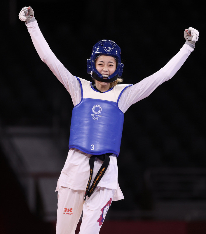 羅嘉翎（圖）勇奪東京奧運跆拳道女子57公斤量級銅牌，首度站上奧運舞台就有好表現，賽後她開心高舉雙臂。